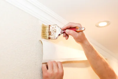 Pose de papier peint à l'Hermitage — revêtements muraux et toiles de verre